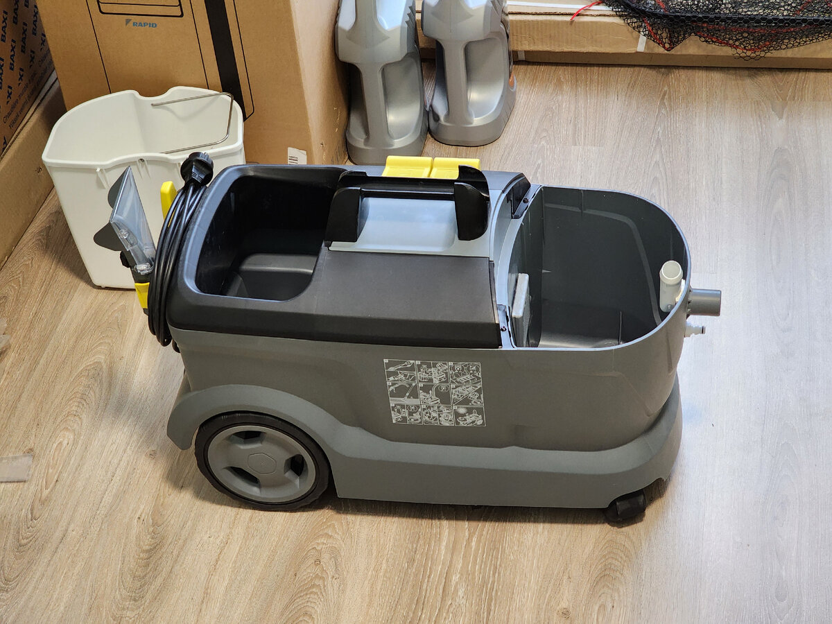 Пылесос в разобранном виде: ведро для бака грязной воды стоит сушится отдельно, крышка этого бака снята и на фото не показана