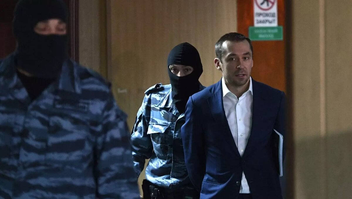 Офицеры Георгий Сатюков и Дмитрий Соколов побили взяточный рекорд полковника Захарченко и при этом смогли выехать из России с 5 миллиардами рублей. Фото: rtek24.ru