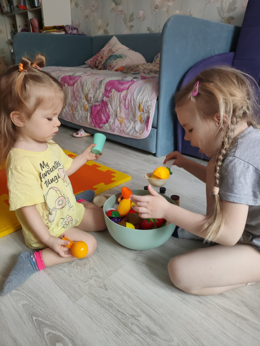 Агата (2 года) и Злата (5 лет)
