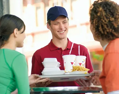 Студент работает в общепите