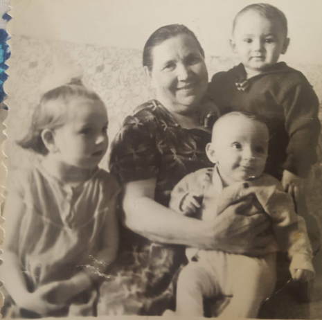 Александра Ефимовна Бугрова (Подзорова) с внуками 1961г