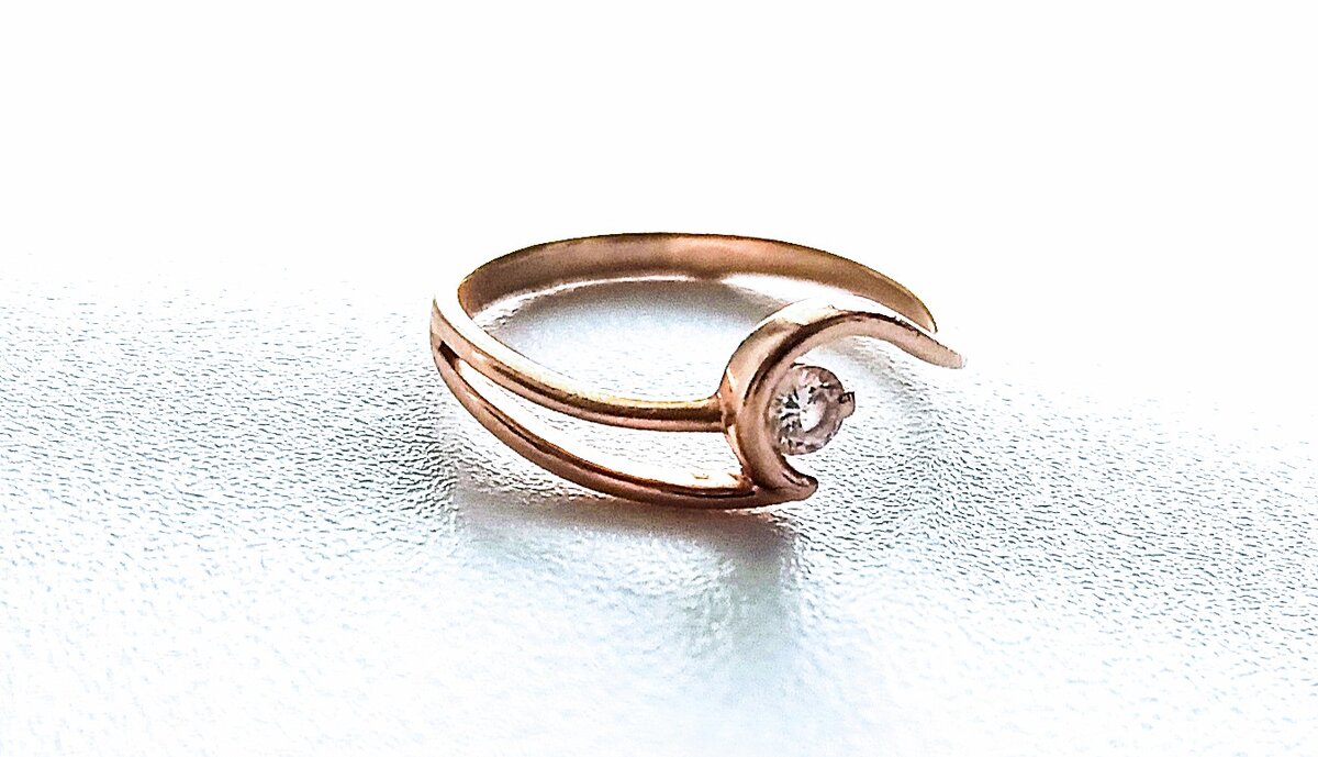 Изначально Макс хотел более традиционное кольцо - с одним круглым камешком в середине безо всяких "вензелей". Однако я выбрала этот вариант. Фото взято из личного архива автора 