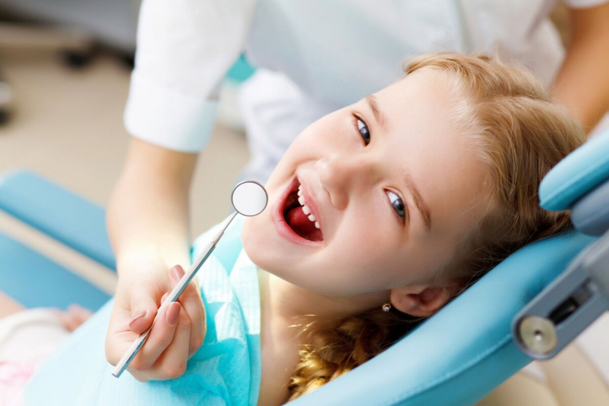 Ходить к стоматологу не любят и взрослые, и дети. Детям особенно страшно, ведь им сложно объяснить тот факт, что невылеченный зуб может принести намного больше проблем.