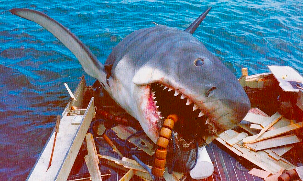 Если спросить у зрителей, какой фильм про акул является самым популярным, то я уверен на 100%, что большинство из них назовут ленту Стивена Спилберга "Челюсти". И они будут правы.
