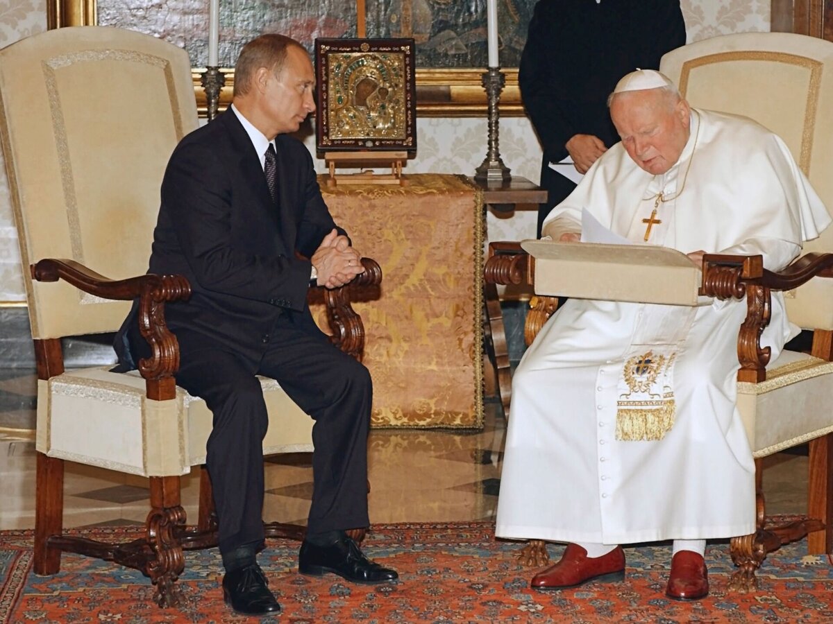 Президент РФ Владимир Путин, находившийся с государственным визитом в Италии, посетил Ватикан и встретился с главой Римско-католической церкви Иоанном Павлом Вторым. Ватикан. 06.11.2003. Источник: РИА Новости / Владимир Родионов