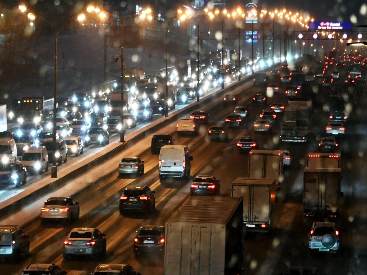    Автомобильное движение на Московской кольцевой автомобильной дороге© РИА Новости / Максим Блинов