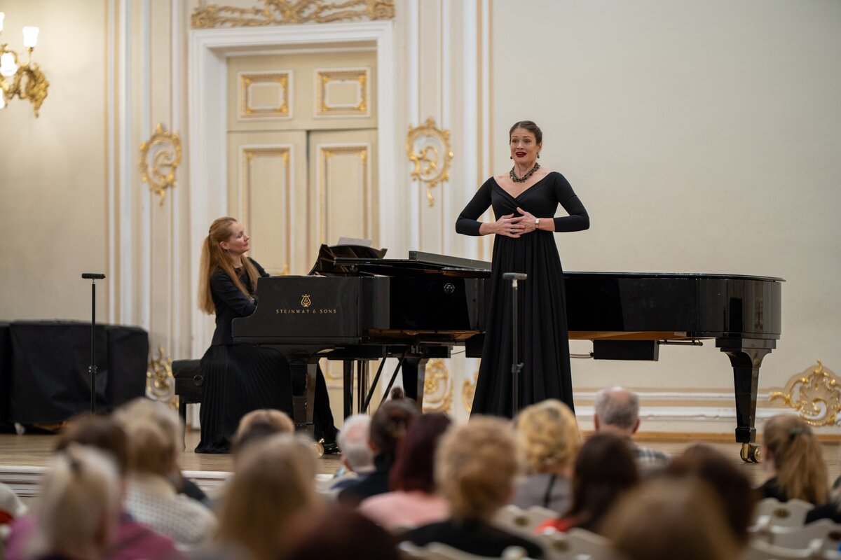 Моя супруга - концертмейстер Мариинского театра и солистка Майя Кривченя