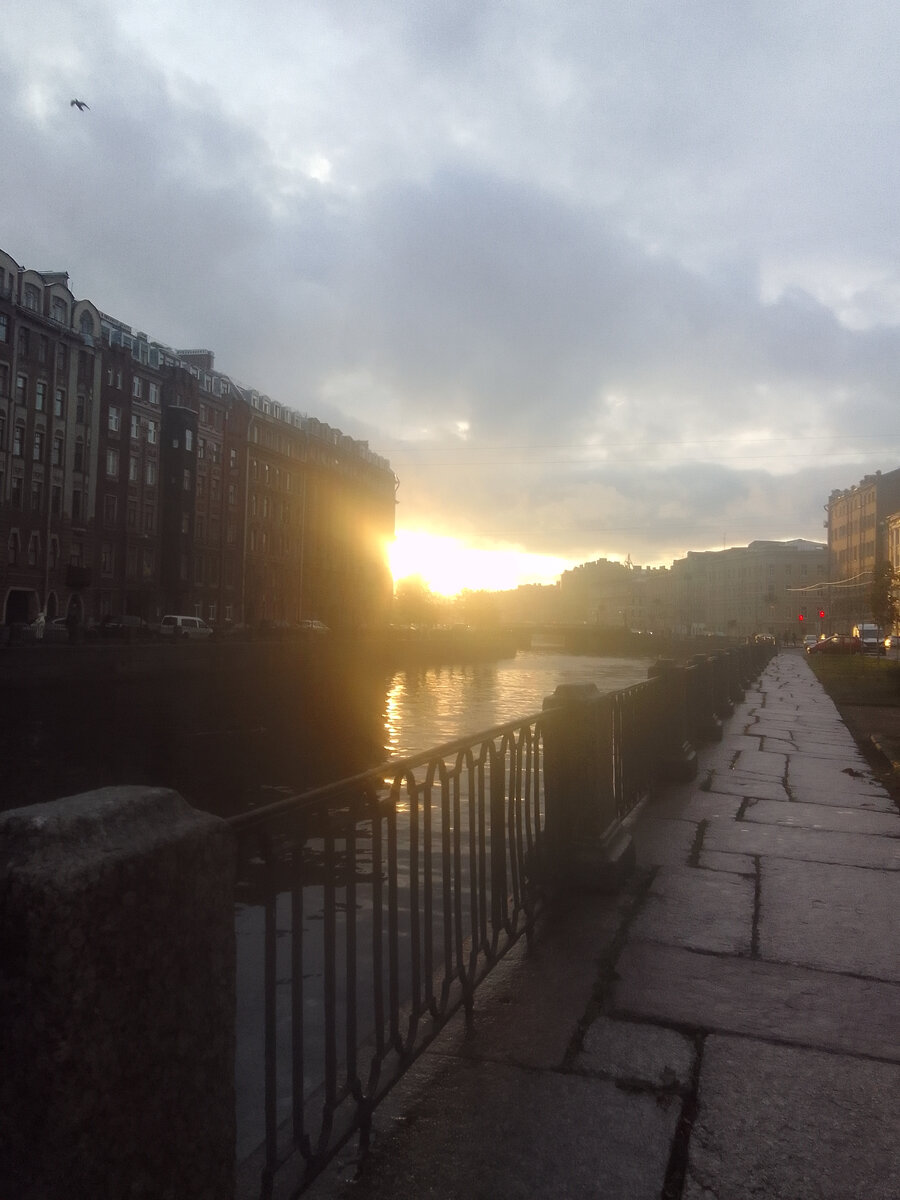 Набережная канала Грибоедова, где я смотрела одну из комнат. Летом часто здесь гуляем.