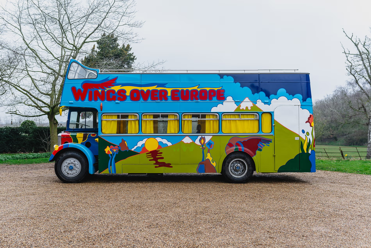 Туровый автобус с открытым верхом, использовавшийся Wings в 1972 году, выставлен на аукцион 22 апреля. Фотография: Автомобиль и Классика