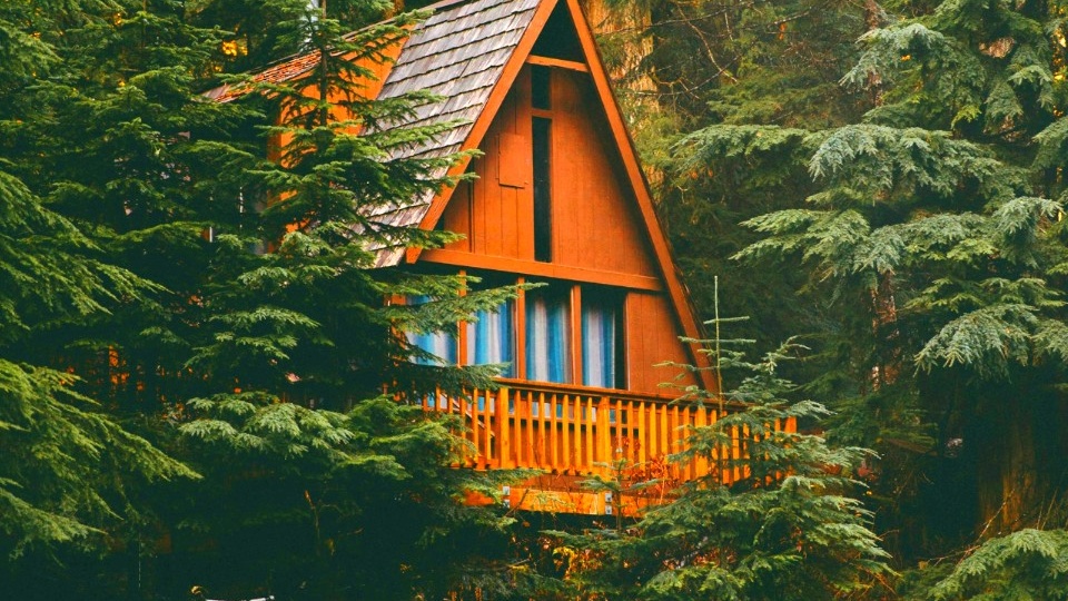 Когда гражданина могут заставить снести свою дачу, даже если она построена на его личном участке