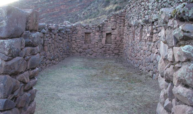 Типичная инкская архитектура в одном из секторов Писака. Изображение взято из книги А. Ю. Склярова «Перу и Боливия задолго до инков», издательство ВЕЧЕ, 2011