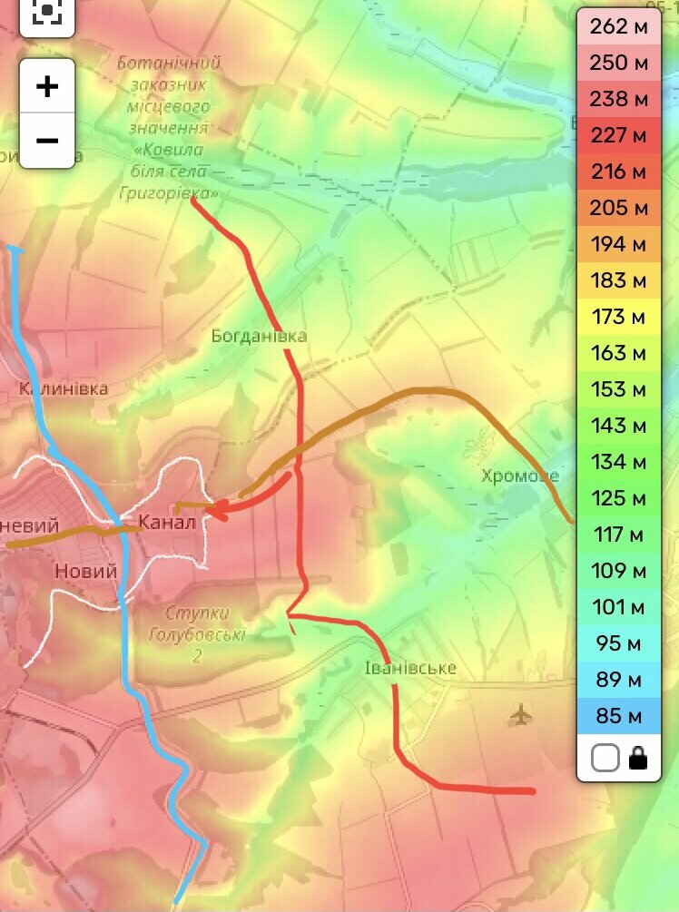 Топокарта. Шкала высот по цветовой гамме - справа. Белый контур - Часов Яр (восточная часть). Голубая линия - канал Северский Донец- Донбасс. Коричневая линия автодорога, Красная линия - примерная ЛБС на момент удара на Часов Яр. Красная стрелка - удар на Часов Яр.