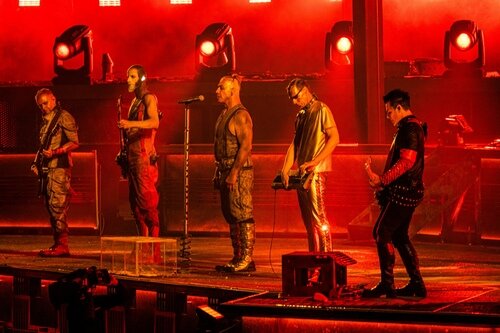 Участники немецкой рок - группы Rammstein с большим уважением относятся к России и любят нашу страну. Практически на каждом выступлении в России они исполняют песню "Moskau", которая посвящена российской столице. Вокалист Rammstein, Тилль Линдеманн, также исполнял песню "Любимый город" в рамках своего сольного проекта и на Красной площади 4 сентября 2021 года. А в 2003 году Линдеманн и его коллега по Rammstein, Рихард Круспе, исполнили кавер на песню "Штиль" российской рок - группы Ария