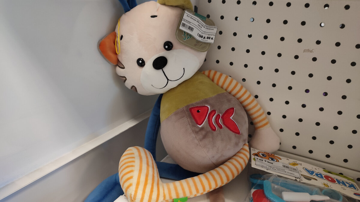 Сидит грустит в магазине