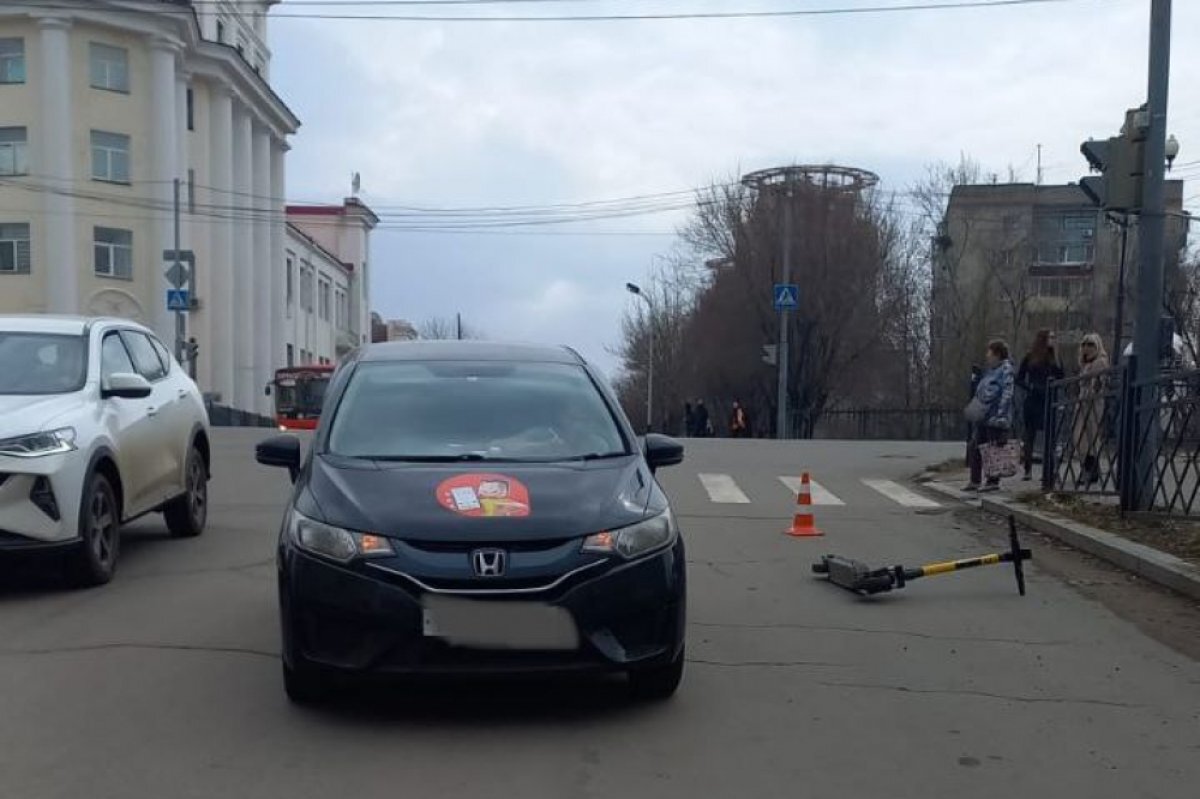    В центре Хабаровска самокатчик влетел в автомобиль, поехав на красный