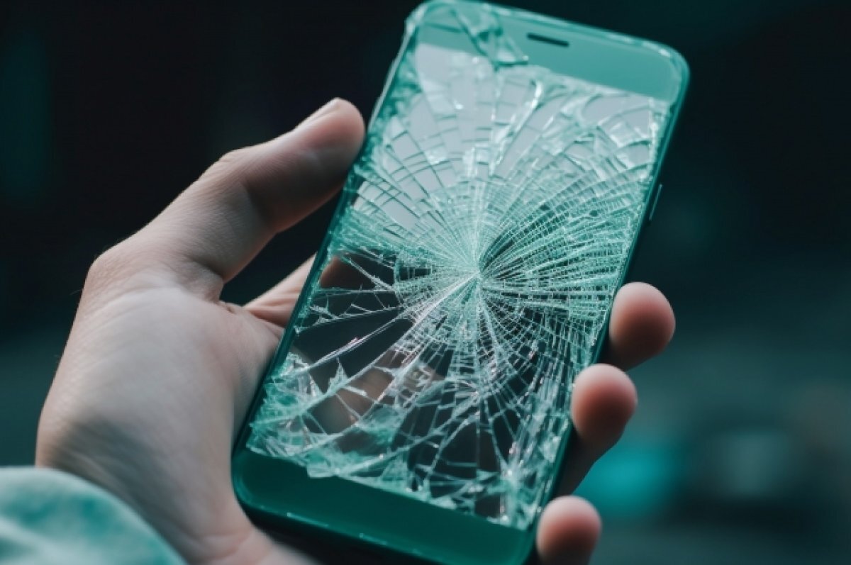    Охранник выбросил телефон подростка на улицу.