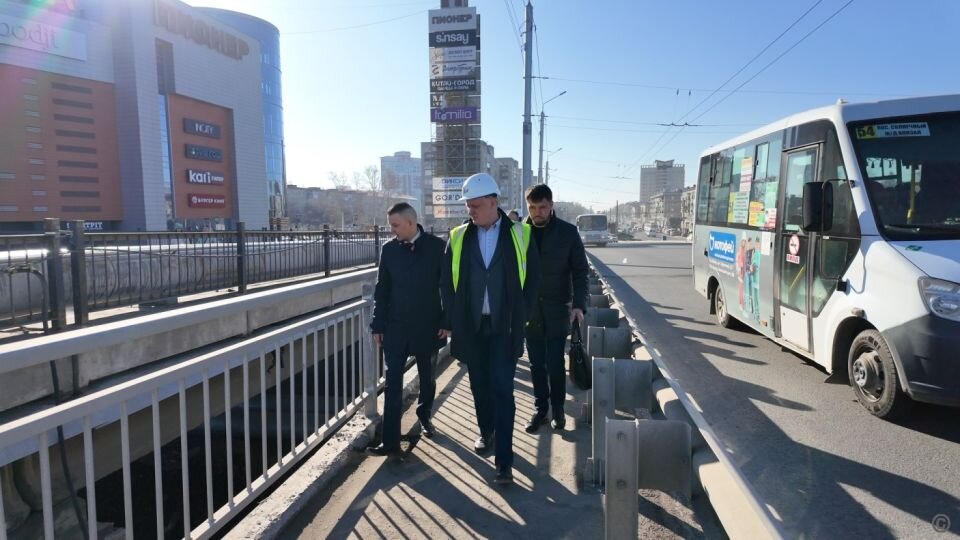    Выездное совещание на Новом рынке. Источник: пресс-служба администрации Барнаула