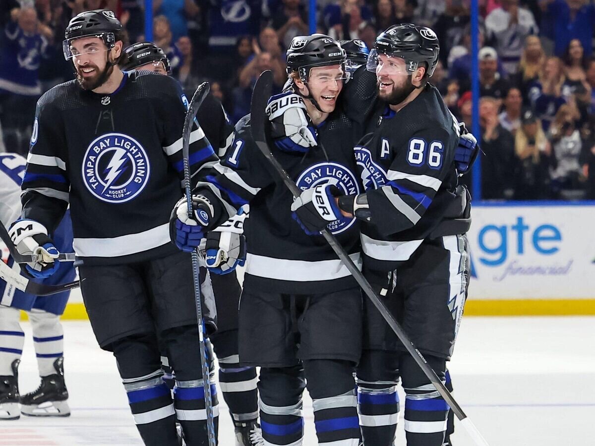    Хоккеист "Тампа-Бэй Лайтнинг" Никита Кучеров (справа)© Фото : twitter.com/tblightning