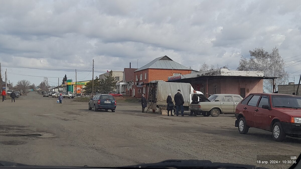 пока ездили,одна всего машина осталась