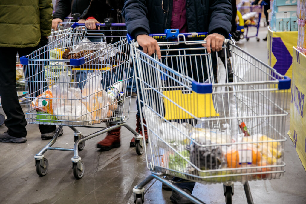    Из-за нехватки рабочей силы в Югре растут цены на продукты