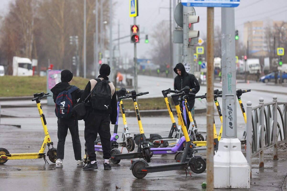 Многие подростки не соблюдают элементарных требований безопасности при пользовании электросамокатами.  Фото: ФедералПресс / Иван Кабанов
