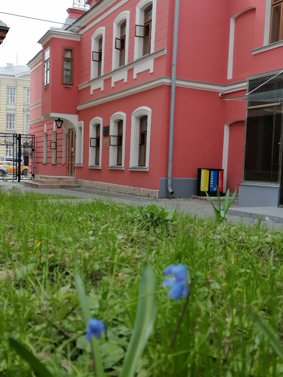 Дом заканчивался, где водосточная труба. В 50ые годы, создавая музей, сделали пристройку для кассы, магазина, гардеробной и маленького концертного зала на втором этаже