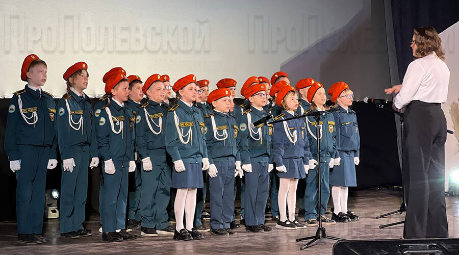 В конкурсе принял участие также целый кадетский класс школы №14 с песней «Сегодня салют». Фото предоставлено ГЦД «Азов» 