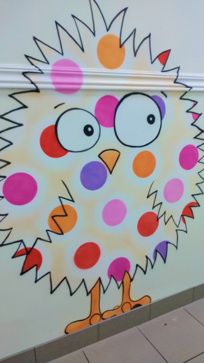 на стенах такие прикольные птички и бабочки. Даже аквариум с рыбками есть. Кстати, теперь я знаю, где мы будем проходить всех врачей для школьной медкомиссии. 