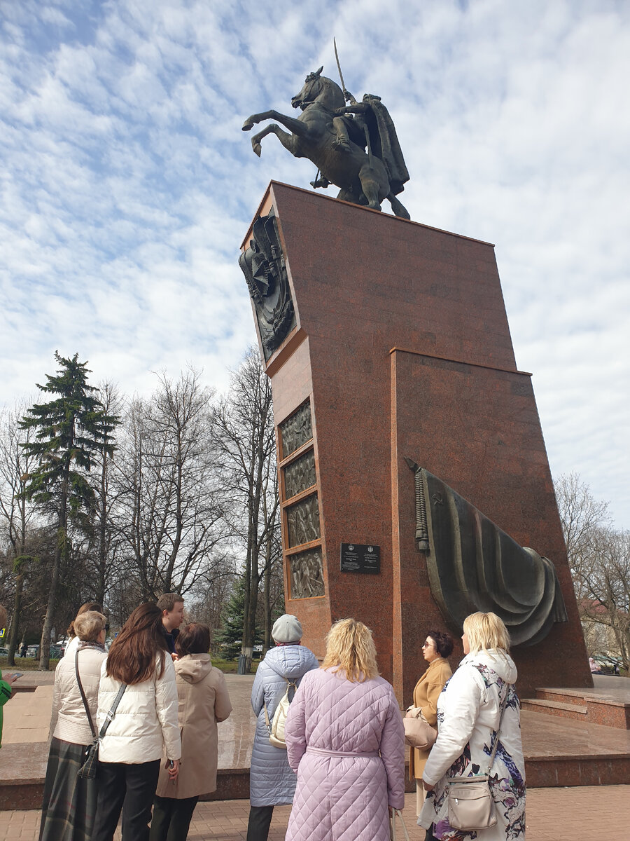 Экскурсию мы начали от памятника Василию Ивановичу Чапаеву.