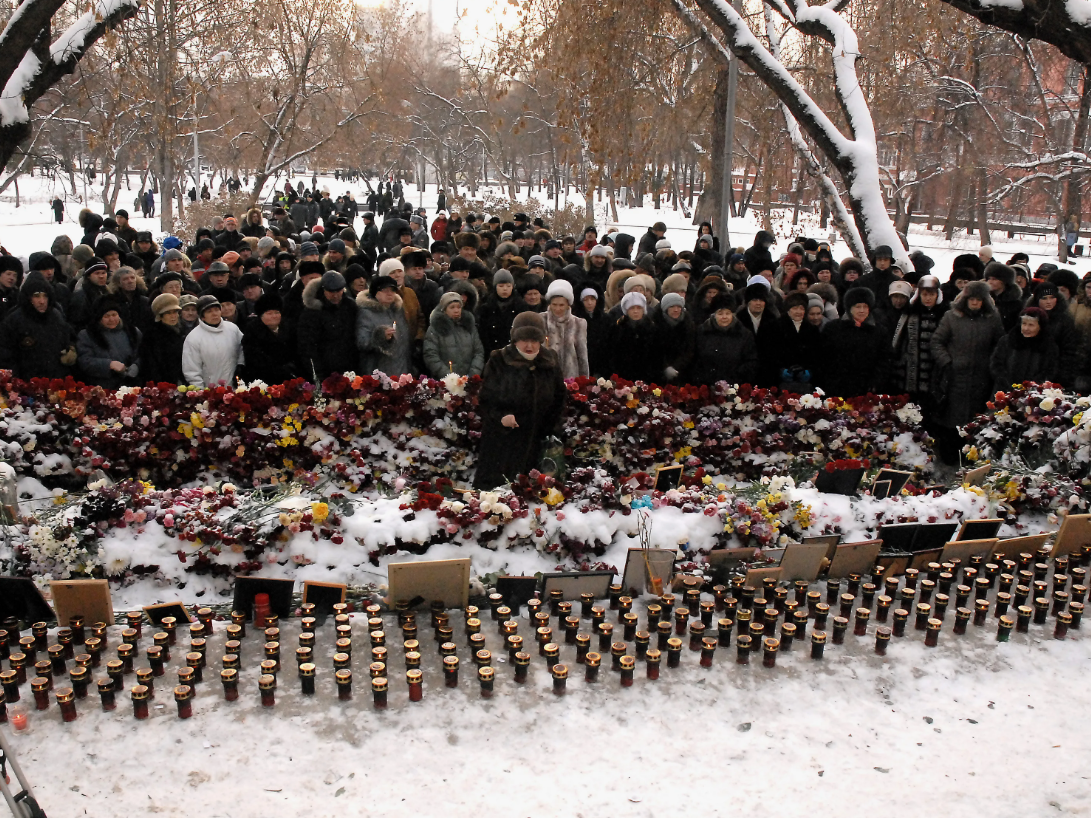 Стихийный мемориал возле  клуба " Хромая лошадь".