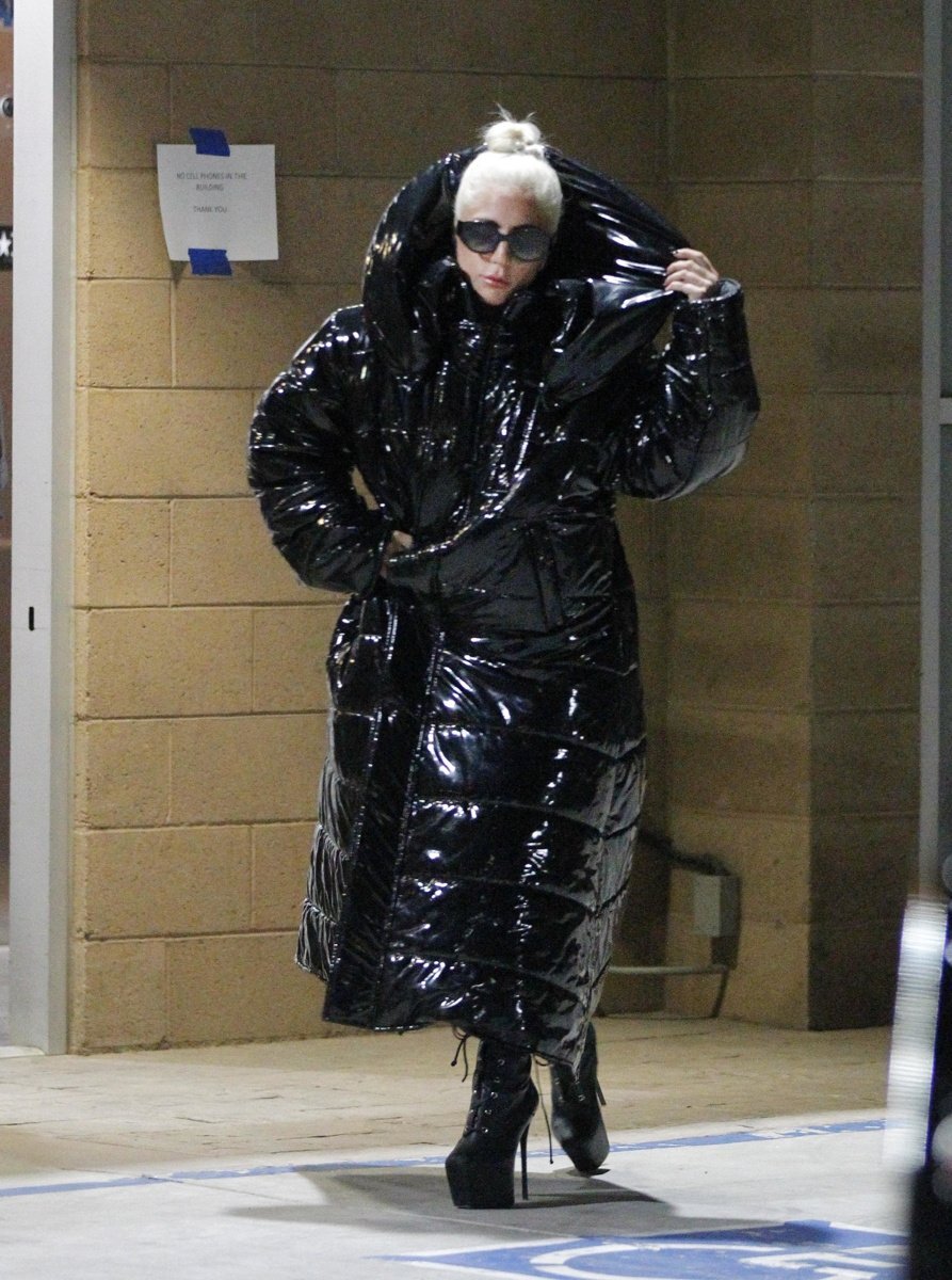    Леди Гага часто носит одежду оверсайз