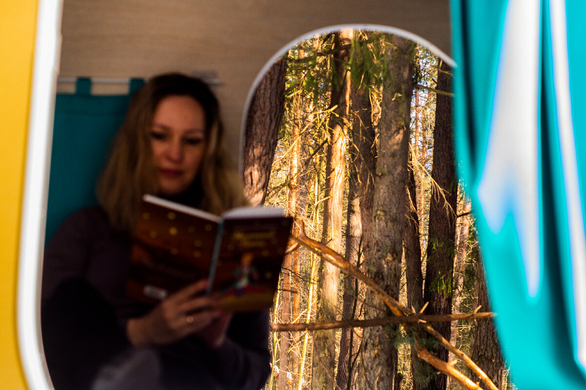 Я читаю Маленького Принца. Произведение гениально. Почитать его на природе , просто в точку.