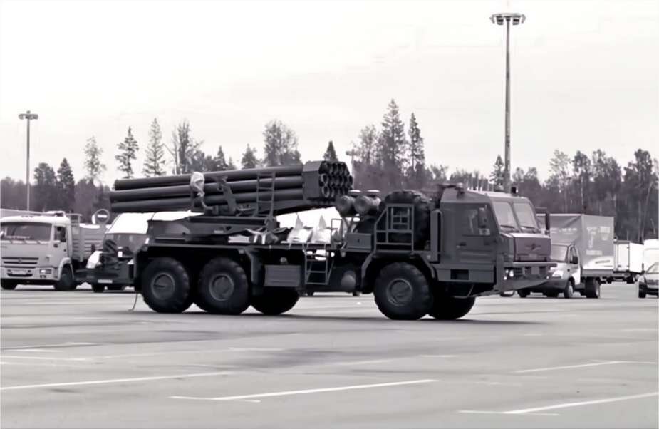 Проект разработки нового шасси для БМ-27 «Ураган» в середине 1990-х годов, возрожденный Брянским автомобильным заводом (БАЗ), привел к интеграции РСЗО «Ураган» на шасси БАЗ-69092. (Источник изображения: российские СМИ)