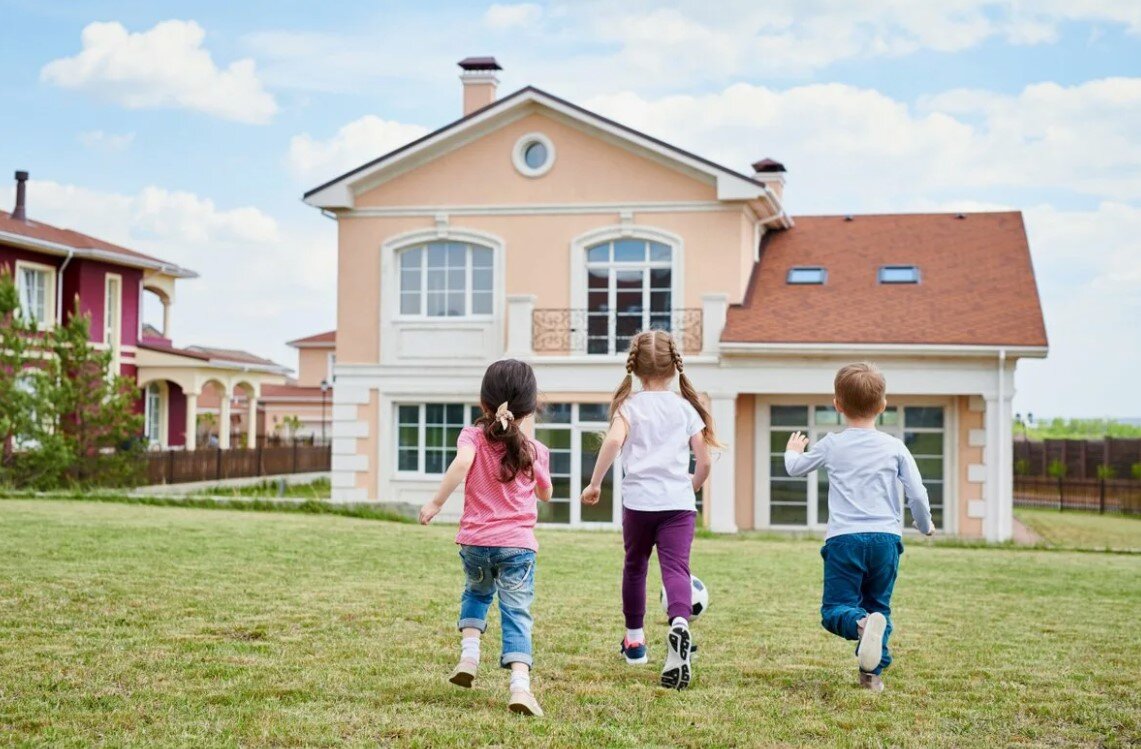 Главное преимущество собственного дома - участок, где можно разнообразно проводить время 