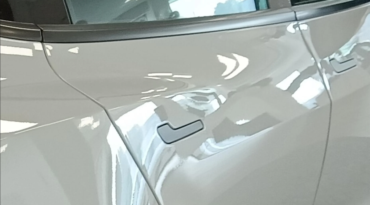 Яркий пример современных выдвижных ручек на автомобильных дверях