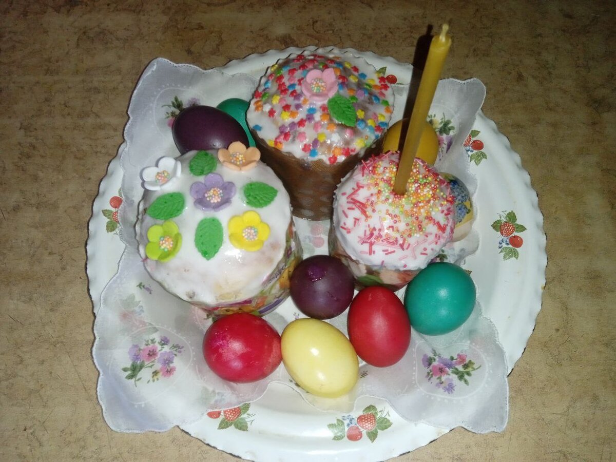 Многие хозяйки выпекают куличи к Пасхе своими руками 