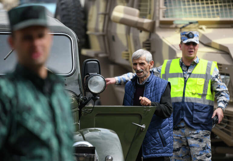 Сотрудники пограничной службы Азербайджана осматривают автомобиль на контрольно-пропускном пункте “Лачин” на въезде в Лачинский коридор. Сегодня КПП работает в усиленном режиме, а также созданы условия для беспрепятственного проезда людей, покидающих Нагорный Карабах и направляющихся в Армению. Мурад Оруджев / Sputnik