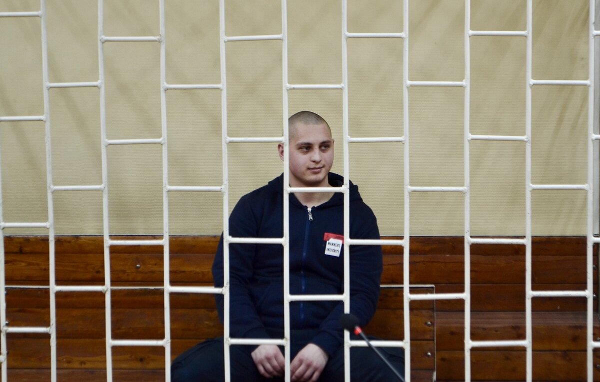     Обвиняемый в убийстве ждал начала слушаний с улыбкой, она не сошла с его лица даже при оглашении сурового приговора. Мать убитой девочки рассказала, что Анисифоров улыбался во время всех судебных заседаний