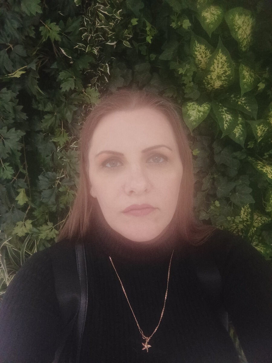 Вот такая зелёная стена с подсветкой из искусственных растений) 