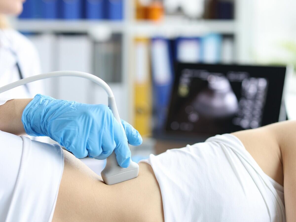    Врач проводит ультразвуковое исследование почек пациентки© iStock.com / Ivan-balvan