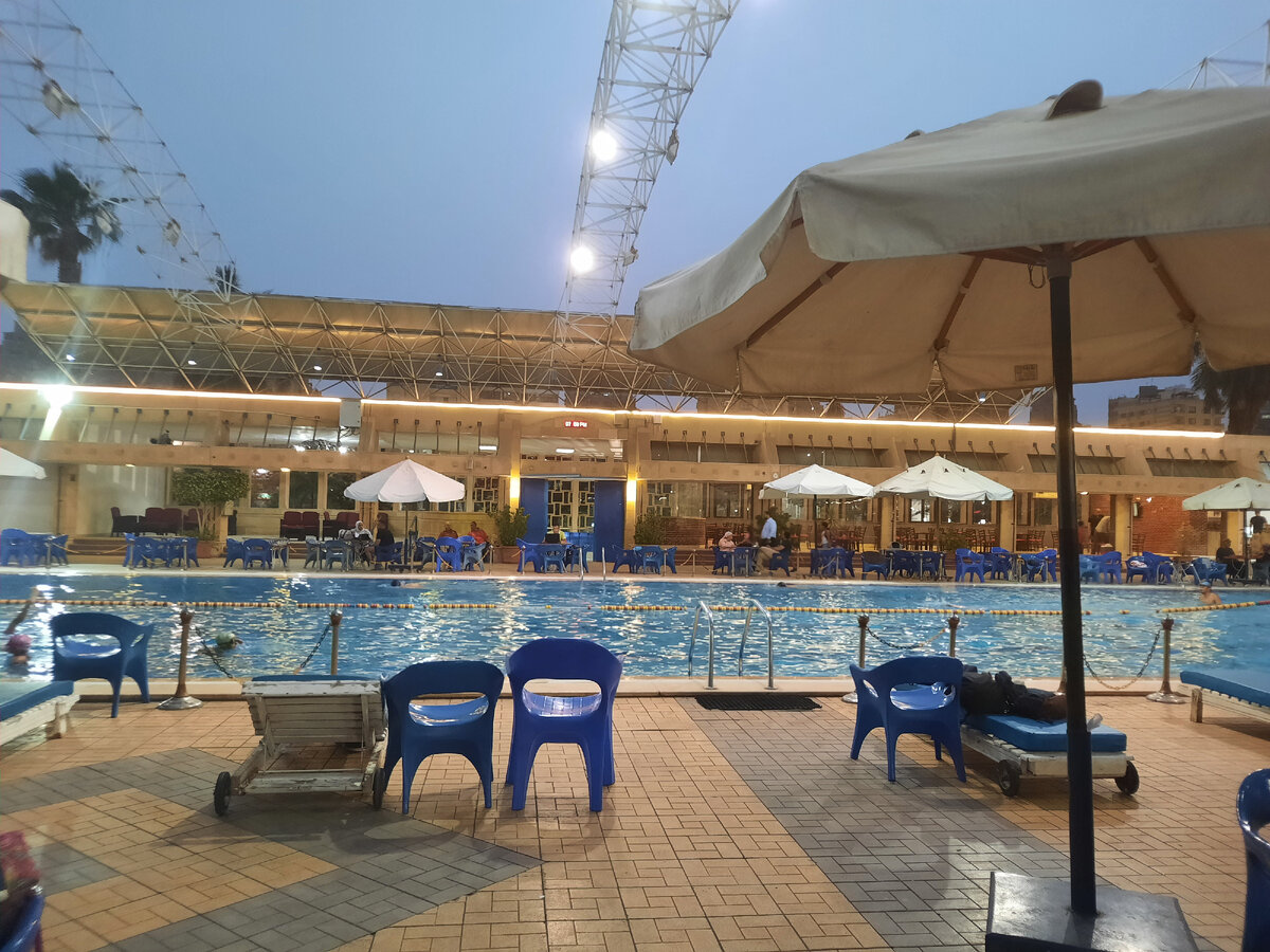 Открытый бассейн работает допоздна, а не до заката. Египет, Каир. 