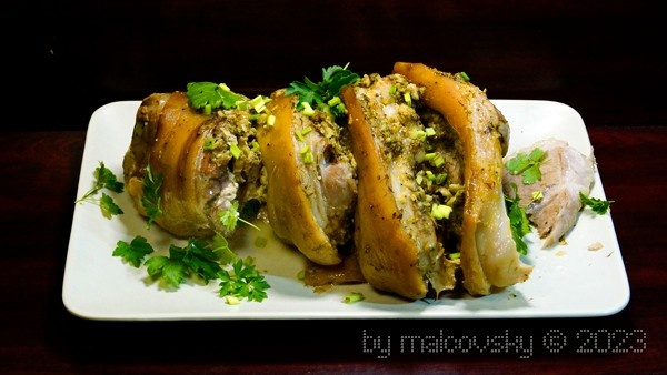 Рулька свиная чесночная в духовке