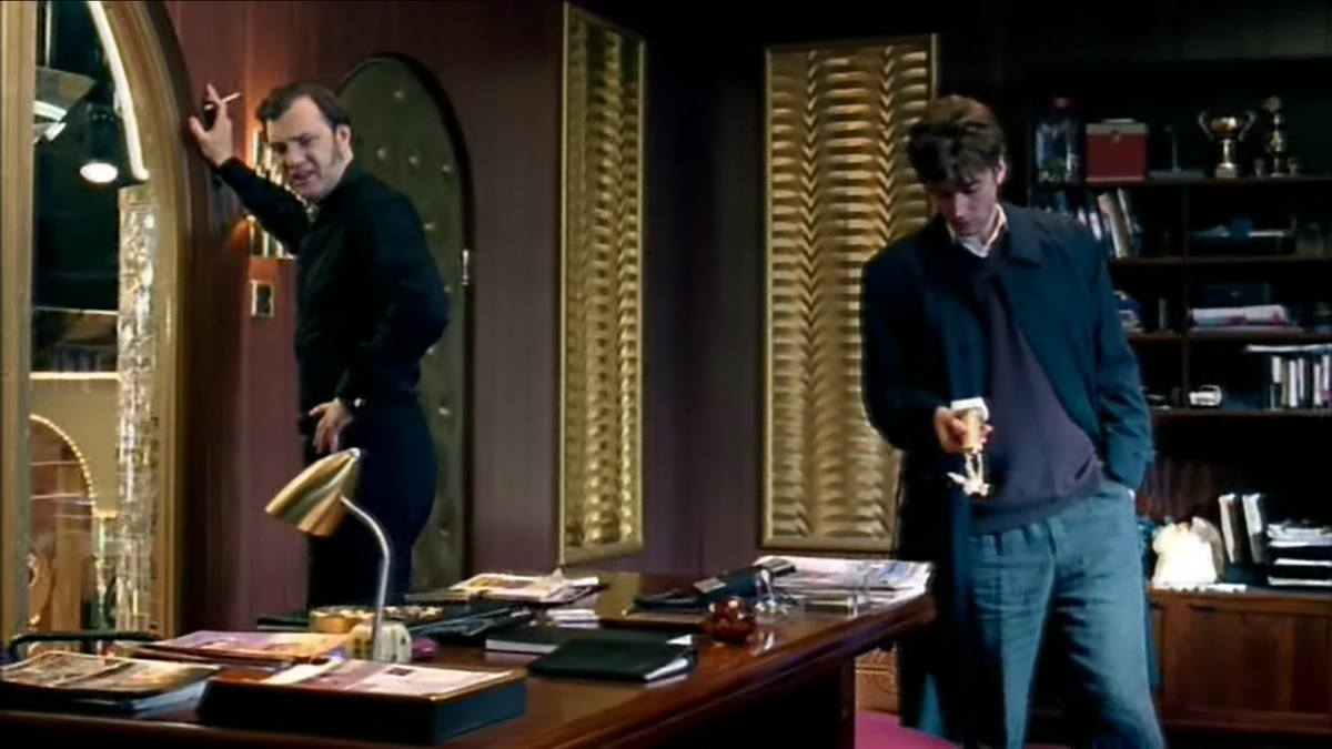 Карлайл: "Фрейд говорит, что в наших шутках обнаруживается правда, скрытая в нашем подсознании" Холден: "О, какие у вас познания. Фараон прочитавший книгу!" Карлайл: "Ну, если бы я прочел две книги, то, наверное, открыл бы зал игровых автоматов"