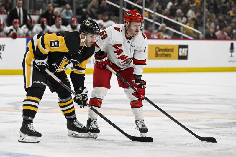 Левый фланг "Питтсбург Пингвинз" Майкл Бантинг (слева) и левый фланг "Каролина Харрикейнз" Джейк Гентцель