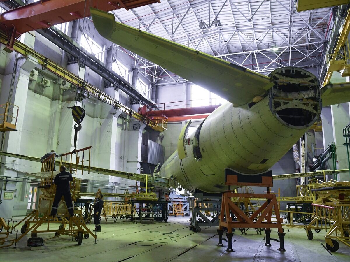    Монтаж стенда для испытаний планера импортозамещенной версии Superjet-100 (SSJ-NEW) в СибНИА© РИА Новости / Александр Кряжев