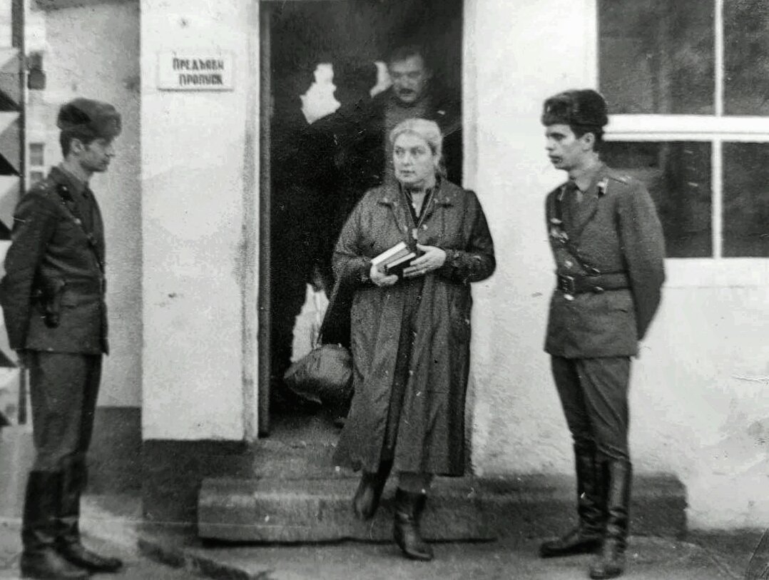 На фото автор собственной персоной стоит справа, затем Шукшина, и за ней А.Митта и тот самый дежурный по КПП...