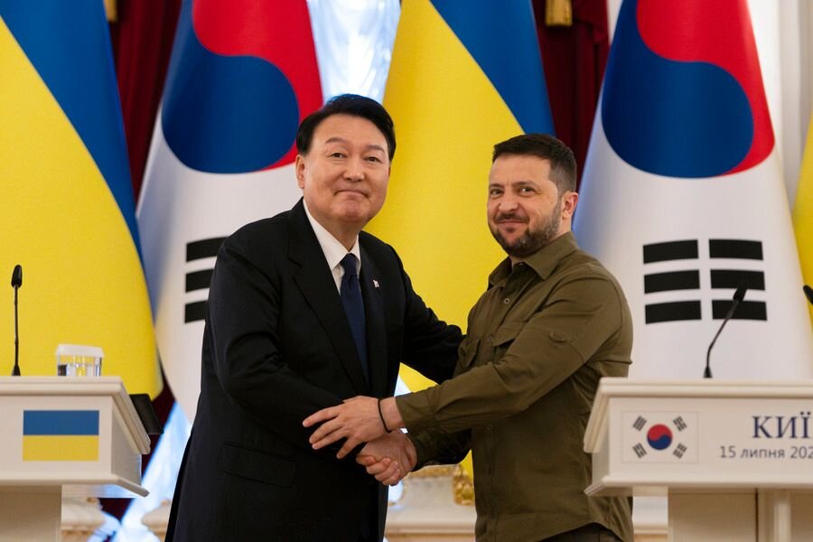    Президенты Украины Владимир Зеленский и Южной Кореи Юн Сок Ёль © Jae C. Hong/AP/ТАСС