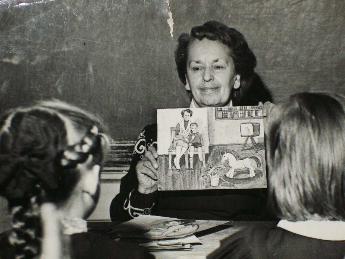 Елизавета Ауэрбах на уроке внеклассного чтения в школе. Она читала наизусть рассказы и сопровождала их рисунками, которые сначала рисовала сама, а потом доверила неизвестному мне художнику.