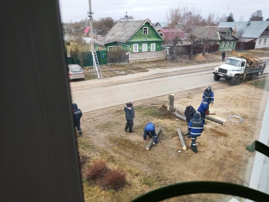 2024 год, старый столб наконец-то спилили.