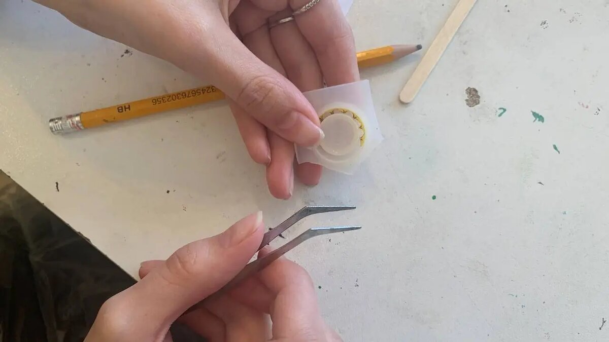 Наполнять украшение можно как сухоцветами, так и блестками |Фото: Челгид